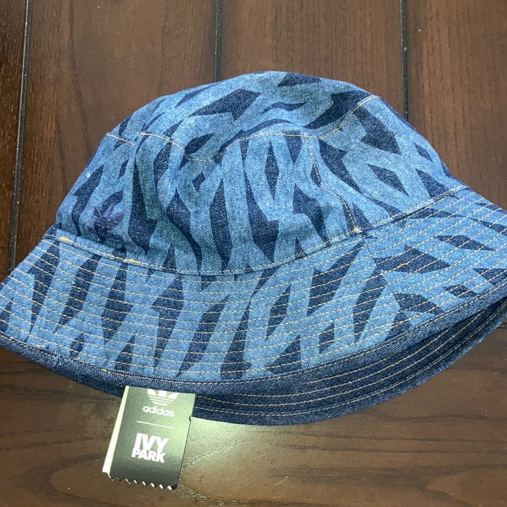 NWT. Ivy Park (Rodeo) Bucket Hat.